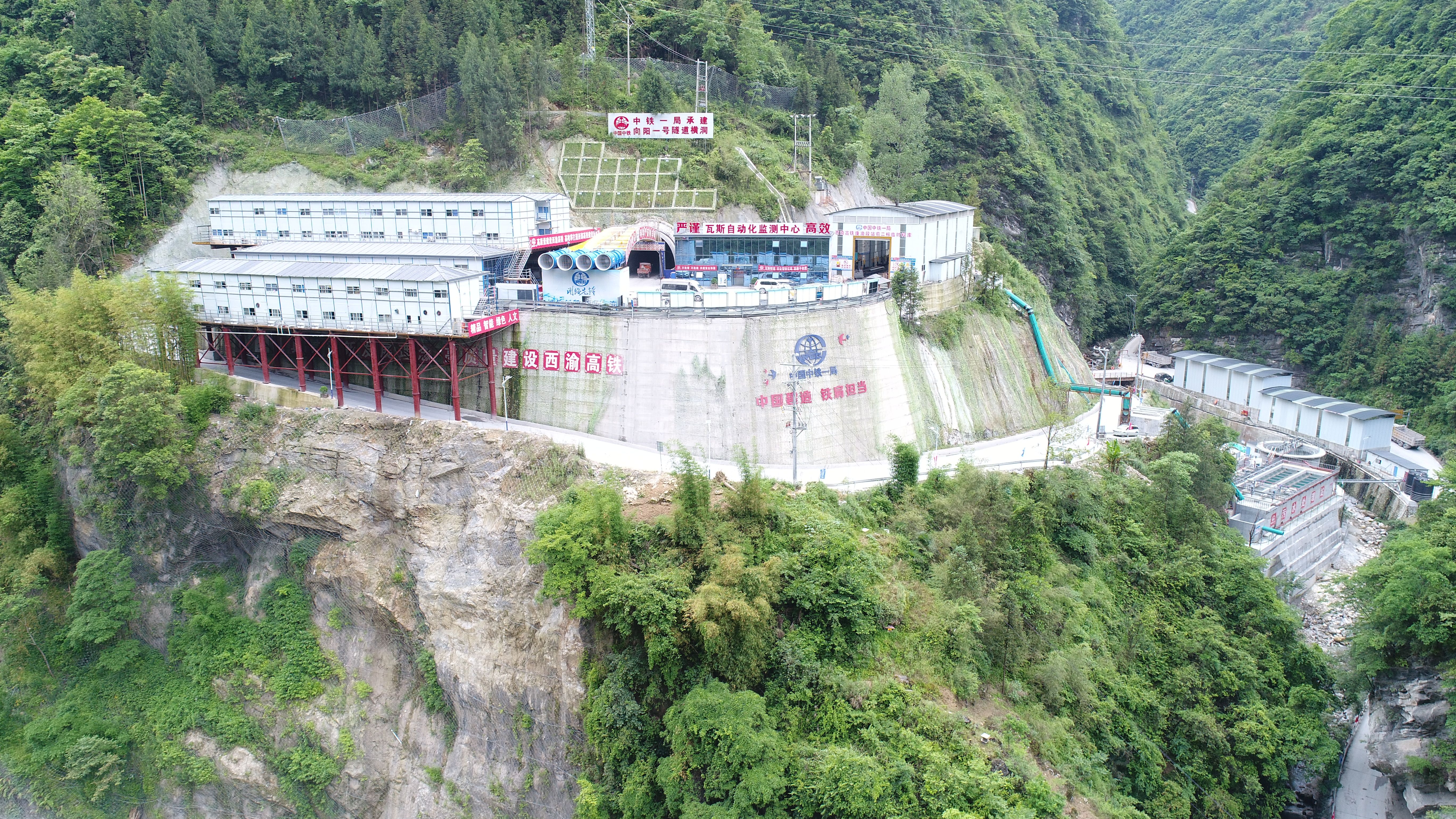 依山傍水的向阳一号隧道横洞工区——魏东 摄